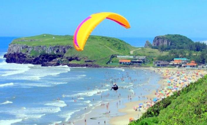 Villa CASA completa em TORRES-RS - O MELHOR CUSTO BENEFICIO na mais bela praia Gaúcha - Cozinha - Banheiro - Ar condicionado - Smart TV 32 Android Apps Youtube - Netflix - Prime Vídeo e Wi-Fi - Estacionamento - Acomoda até 10 pessoas - Anfitriã Superhost n Extérieur photo