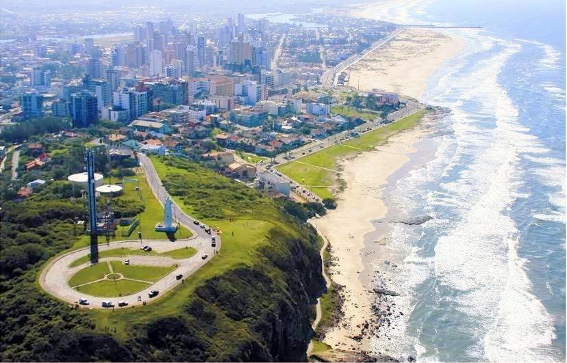 Villa CASA completa em TORRES-RS - O MELHOR CUSTO BENEFICIO na mais bela praia Gaúcha - Cozinha - Banheiro - Ar condicionado - Smart TV 32 Android Apps Youtube - Netflix - Prime Vídeo e Wi-Fi - Estacionamento - Acomoda até 10 pessoas - Anfitriã Superhost n Extérieur photo