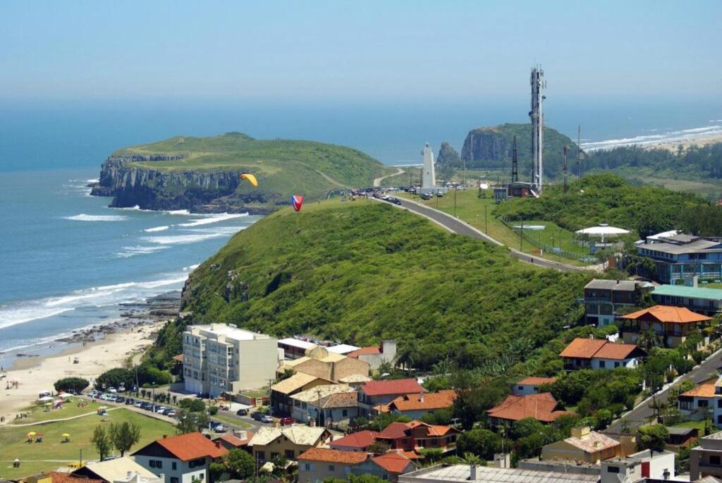 Villa CASA completa em TORRES-RS - O MELHOR CUSTO BENEFICIO na mais bela praia Gaúcha - Cozinha - Banheiro - Ar condicionado - Smart TV 32 Android Apps Youtube - Netflix - Prime Vídeo e Wi-Fi - Estacionamento - Acomoda até 10 pessoas - Anfitriã Superhost n Extérieur photo