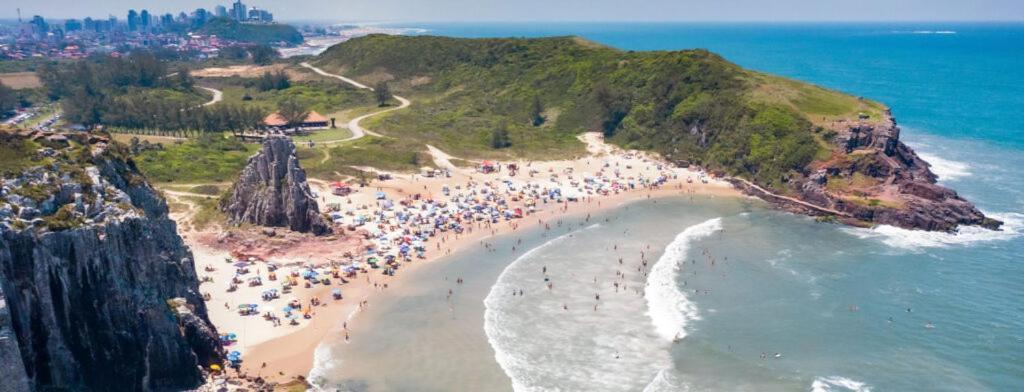 Villa CASA completa em TORRES-RS - O MELHOR CUSTO BENEFICIO na mais bela praia Gaúcha - Cozinha - Banheiro - Ar condicionado - Smart TV 32 Android Apps Youtube - Netflix - Prime Vídeo e Wi-Fi - Estacionamento - Acomoda até 10 pessoas - Anfitriã Superhost n Extérieur photo